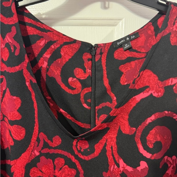 Elegant Red and Black Floral Dress - Picture 2 of 5